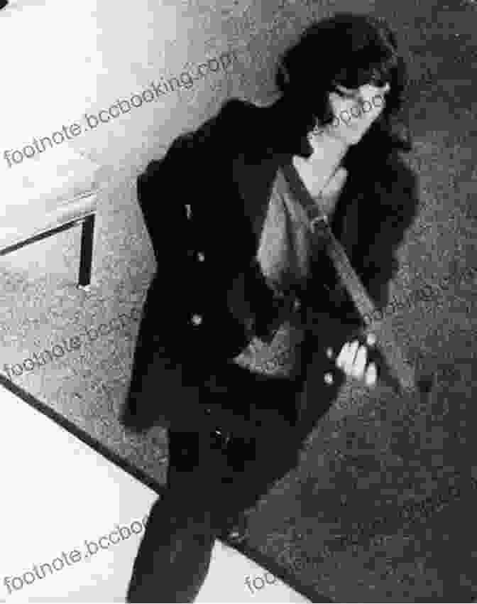 Black And White Image Of Patty Hearst Surrounded By Symbionese Liberation Army Members With Weapons Drawn American Heiress: The Wild Saga Of The Kidnapping Crimes And Trial Of Patty Hearst